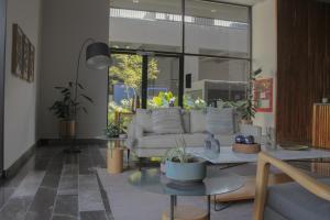 a living room with a couch and a table at (Luxury Apartment en Punto Sur in Los Gavilanes