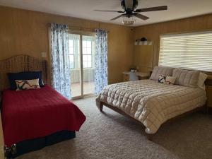 a bedroom with two beds and a ceiling fan at Lakeview Lookout in Tool