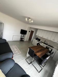 a living room with a couch and a table at Dny Luxury in Rădăuţi