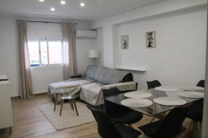 a living room with a couch and a table and chairs at Piso 3 habitaciones 2 baños Auditorio Manises Valencia in Manises