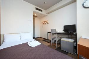 Cette chambre comprend un lit et un bureau avec un ordinateur. dans l'établissement Hotel Select Inn Utsunomiya, à Utsunomiya