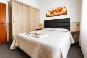 a bedroom with a bed with a black headboard at JACARANDA - Alojamiento vacacional in Godoy Cruz