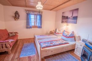 a living room with a bed and a couch at Riggeralm in Rangersdorf