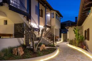 a pathway leading to a building at night at Nouvelles Roses 1 in Nea Roda