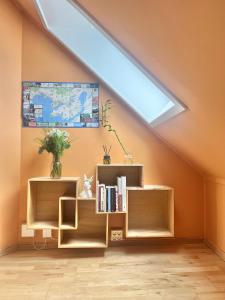 a skylight in a room with a book shelf at Rom i privat loftsleilighet med utsikt in Bergen