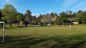 een veld met twee voetbaldoelen in het gras bij Pousada Porto Aventuras in Eldorado do Sul 