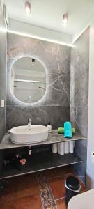 a bathroom with a sink and a mirror at Rooms Flor del Pato in Benalmádena