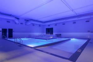 a large swimming pool in a large room at Best Western Plus Neepawa Hotel in Neepawa