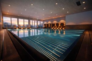 a large swimming pool in a hotel room at Appartement Swing in Mittelberg