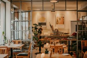 a restaurant with tables and chairs in a room at Oslo Guldsmeden in Oslo