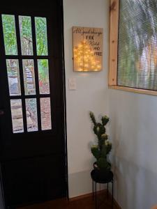 a black door and a plant in a room at La Casita Verde in Boquete