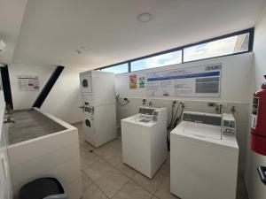 a laundry room with washing machines and a window at Mumbai SkyLine Luxury Suite in Quito +7 photos