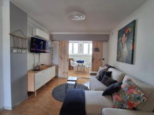 a living room with a couch and a table at Casa Piszi in Torrevieja
