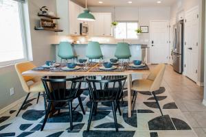 a kitchen and dining room with a table and chairs at The Pine House in Flagstaff