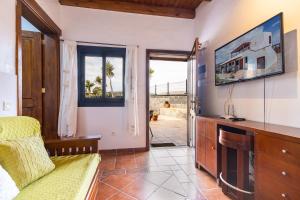 a living room with a tv and a couch at Finca Villanueva in Mala