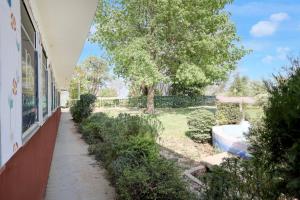 a walkway next to a building with a yard at Hotel O S.R GRAND HOTEL & RESTAURANT in Kānpur