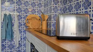eine Mikrowelle, die auf einer Küchentheke steht in der Unterkunft taol in Vila Nova de Gaia