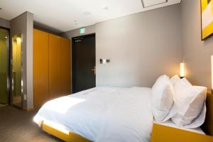 Postel nebo postele na pokoji v ubytování Grid Inn Hotel