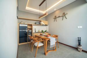 a kitchen and dining room with a table and chairs at Dahayu Villa Ubud in Ubud