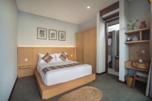 a bedroom with a large bed in a room at Dahayu Villa Ubud in Ubud +33 photos