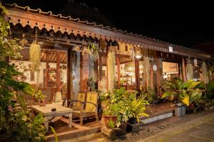 a house with a table and some plants in front of it at Dahayu Villa Ubud in Ubud