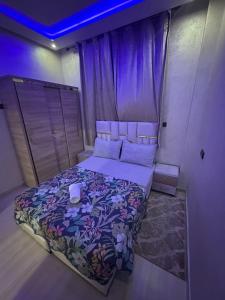 a bedroom with a large bed with a purple ceiling at شقة مفروشة للكراء اكادير للعائلات فقط in Agadir +7 photos