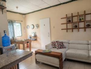 ein Wohnzimmer mit Sofa und Tisch in der Unterkunft Villa de María in Guayaquil