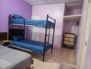 ein Schlafzimmer mit zwei Etagenbetten in einem Zimmer in der Unterkunft Villa de María in Guayaquil