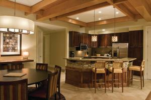 a kitchen and dining room with a table and chairs at Club Wyndham Great Smokies Lodge in Sevierville