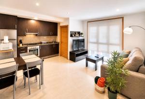 a living room and kitchen with a couch and a table at RELAX VIVEIRO in Viveiro