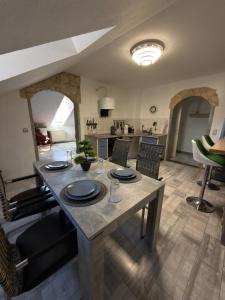 a kitchen and living room with a table and chairs at Casa Antic Große Moderne 45qm wohnung im Zentrum Am Bahnhof Kostenloses WLAN in Saalfeld