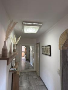 a hallway of a home with a ceiling at Casa Antic Große Moderne 45qm wohnung im Zentrum Am Bahnhof Kostenloses WLAN in Saalfeld