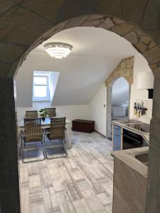 a kitchen with a table and chairs in a room at Casa Antic Große Moderne 45qm wohnung im Zentrum Am Bahnhof Kostenloses WLAN in Saalfeld