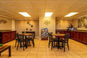 a restaurant with tables and chairs in a room at MHO Hotel Eloy Casa Grande Near I-10 in Eloy