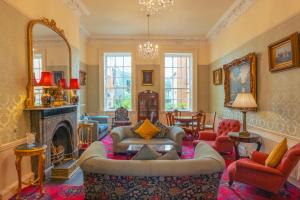 ein Wohnzimmer voller Möbel und einem Kamin in der Unterkunft Castle Hotel in Dublin