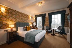 ein Hotelzimmer mit Bett und Schreibtisch in der Unterkunft Castle Hotel in Dublin + 39 Fotos