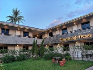 a building with a sign that reads harris lock house at 4Hearts Hotel in Suratthani