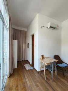 a dining room with a table and chairs in a room at Penang Gelugor Landed House 4Rooms 3 Bathrooms in Gelugor
