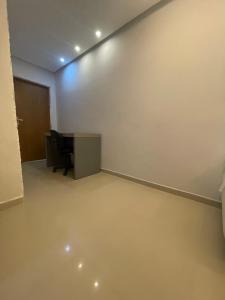 an office with a desk and a computer in a room at Casa Lima Premium in Arapiraca