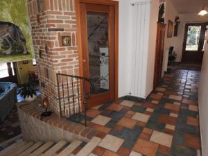 einen Flur mit Tür und Fliesenboden in der Unterkunft Casa Hotel Civitella in Civitella Alfedena