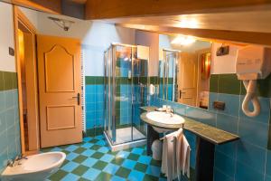 Koupelna v ubytování Hotel Arisch + 37 fotografií
