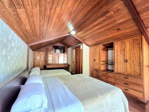 a bedroom with a bed and a wooden ceiling at Luxury Quinta con Jacuzzi - Sauna - BBQ in Cusúa