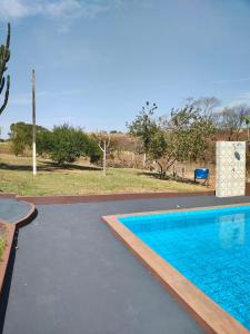 a swimming pool in the middle of a yard at Area de Lazer Rural in Ribeirão Preto