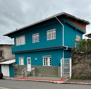 a blue house on the side of a street at Sol e mar in Serra
