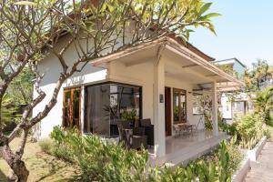 a house with a view of the garden at Gunung Agung Timur in Amed
