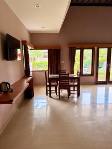 a kitchen and dining room with a table and chairs at Gunung Agung Timur in Amed