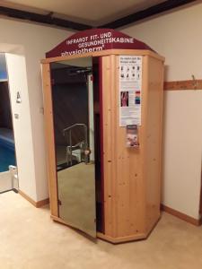 ein hölzerner Aufzug in einem Raum mit Glastür in der Unterkunft Hotel Haselried in Dorf Tirol