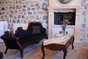 A seating area at Menalia Villas & Suites ΚΤΗΜΑ ΚΟΥΜΠΟΥΡΗ