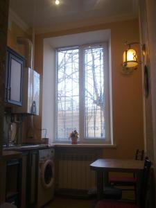cocina con lavadora y ventana en Apartment on Kirova 3, en Eupatoria