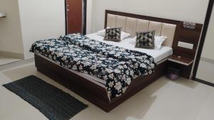 a bedroom with a bed with a floral comforter at SR Resort Ateli in Ateli